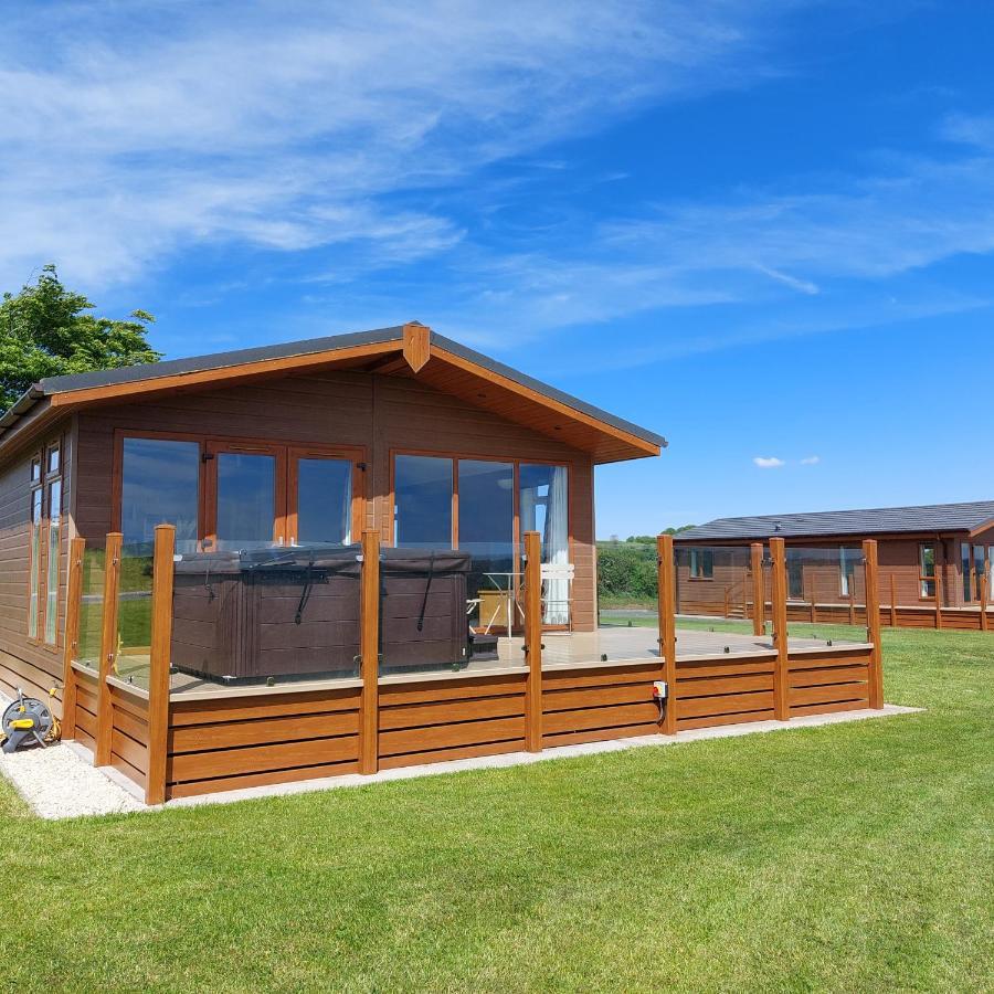 Luxury Family Beechwood Lodge With Hot Tub Lochwinnoch Bagian luar foto