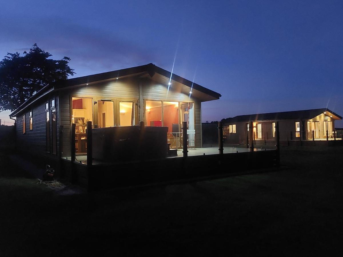 Luxury Family Beechwood Lodge With Hot Tub Lochwinnoch Bagian luar foto