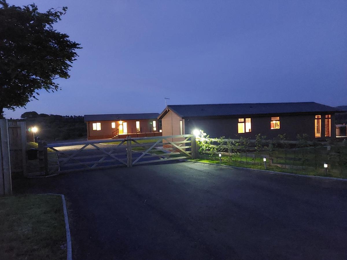 Luxury Family Beechwood Lodge With Hot Tub Lochwinnoch Bagian luar foto