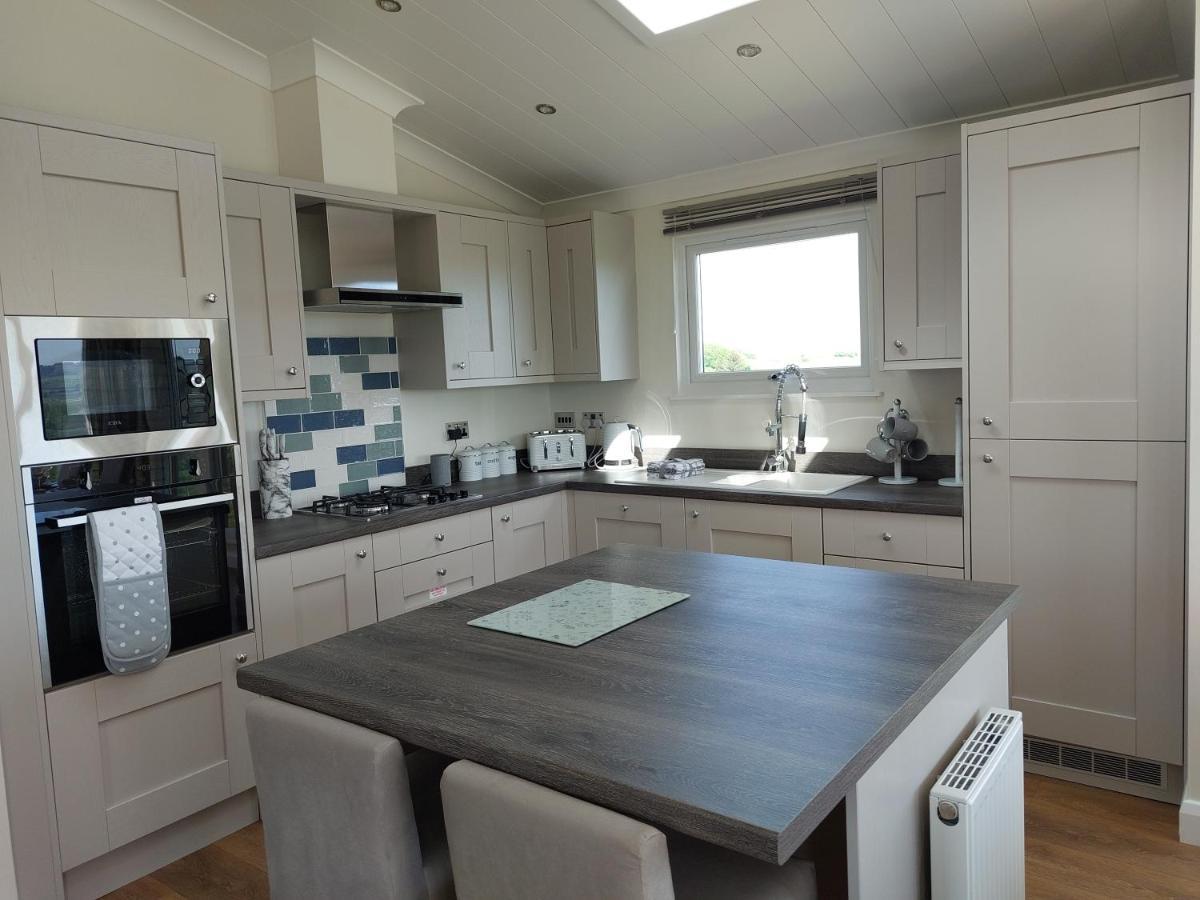 Luxury Family Beechwood Lodge With Hot Tub Lochwinnoch Bagian luar foto