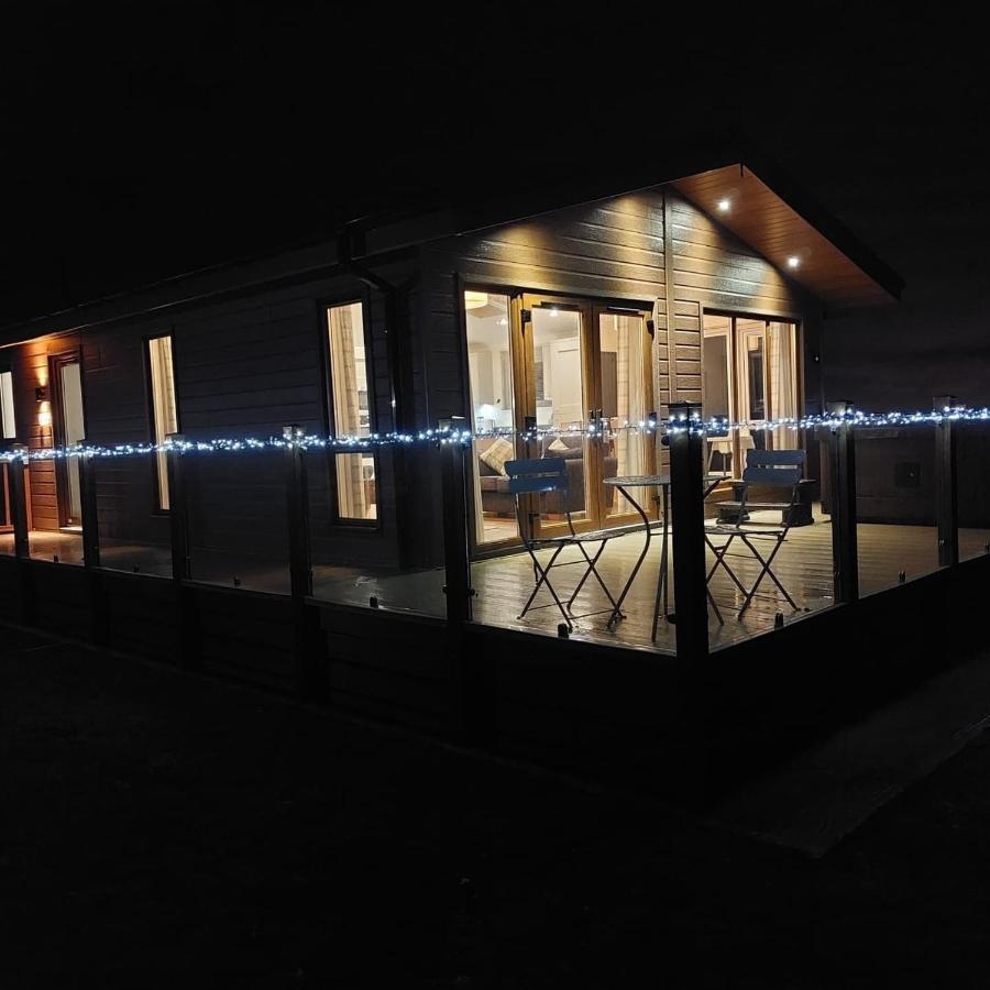 Luxury Family Beechwood Lodge With Hot Tub Lochwinnoch Bagian luar foto
