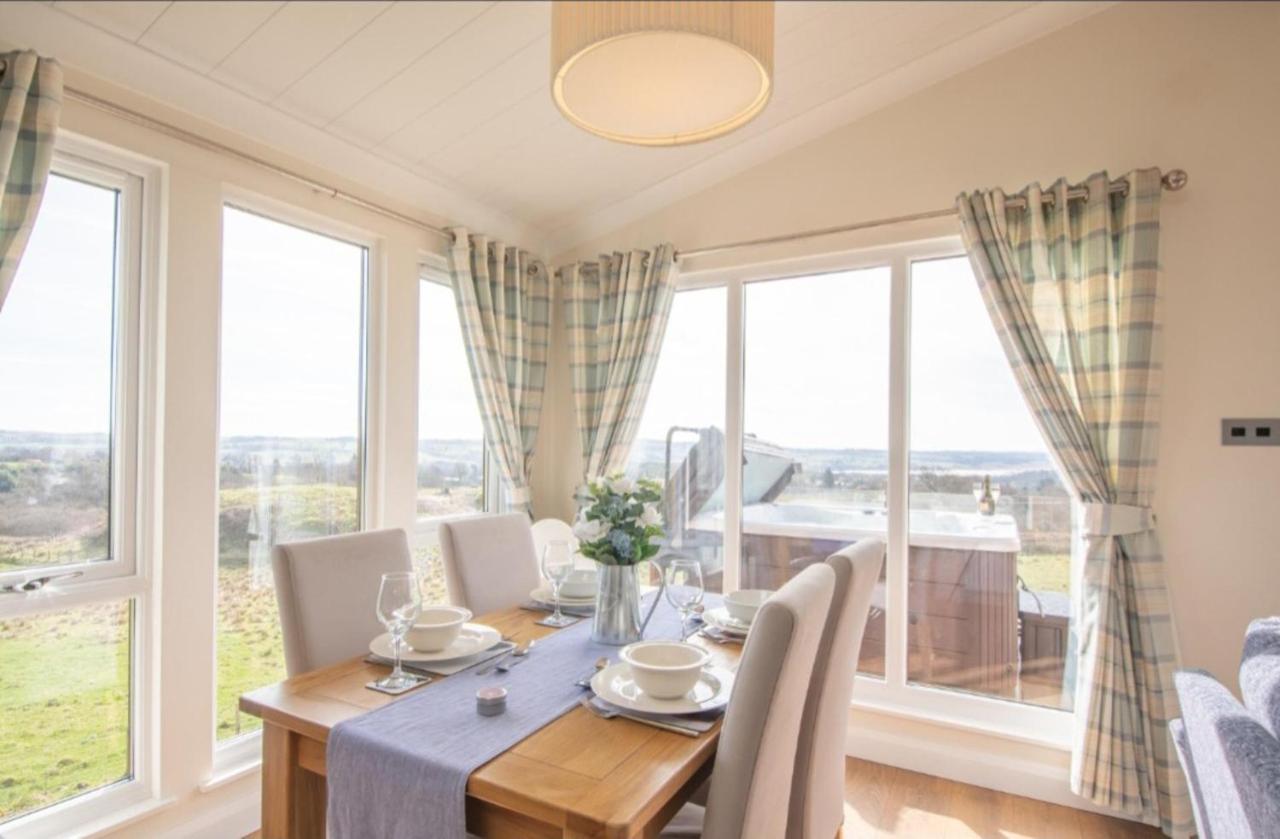Luxury Family Beechwood Lodge With Hot Tub Lochwinnoch Bagian luar foto