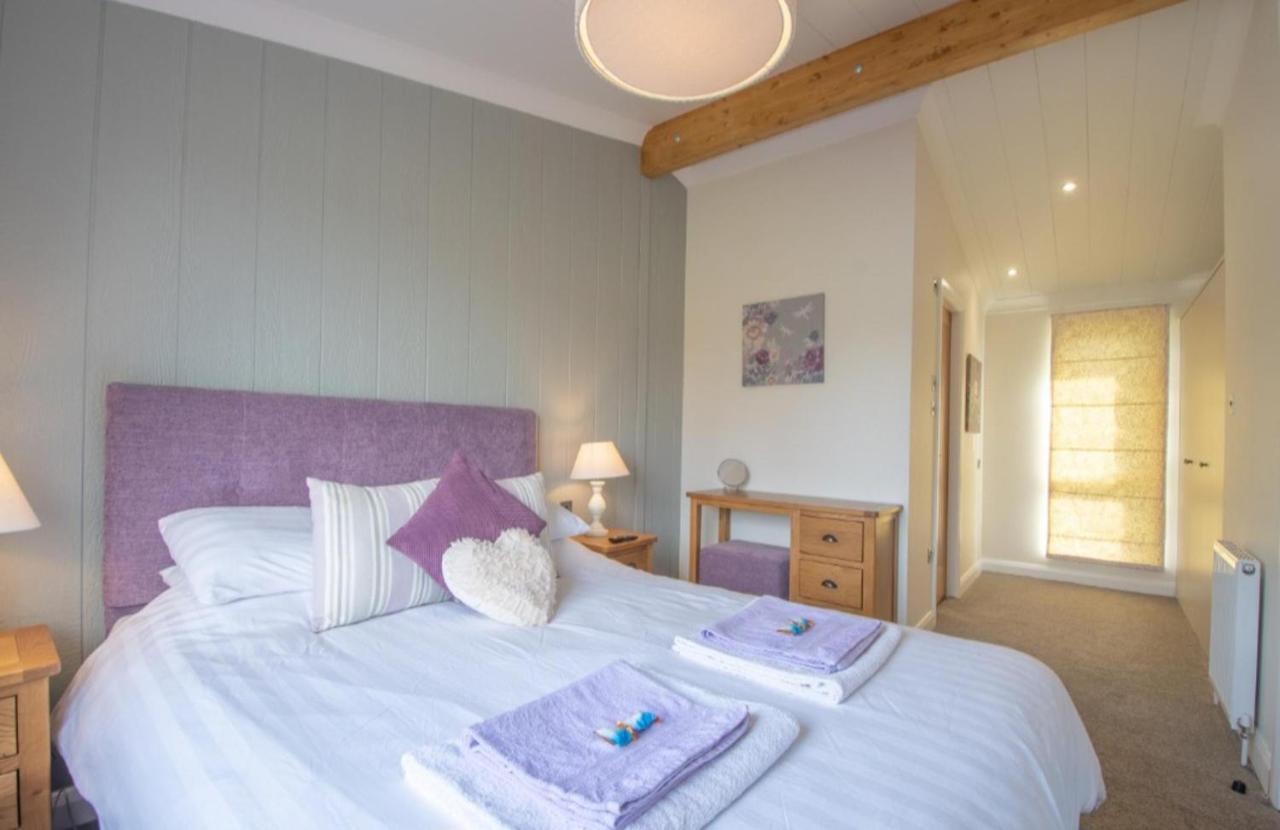 Luxury Family Beechwood Lodge With Hot Tub Lochwinnoch Bagian luar foto