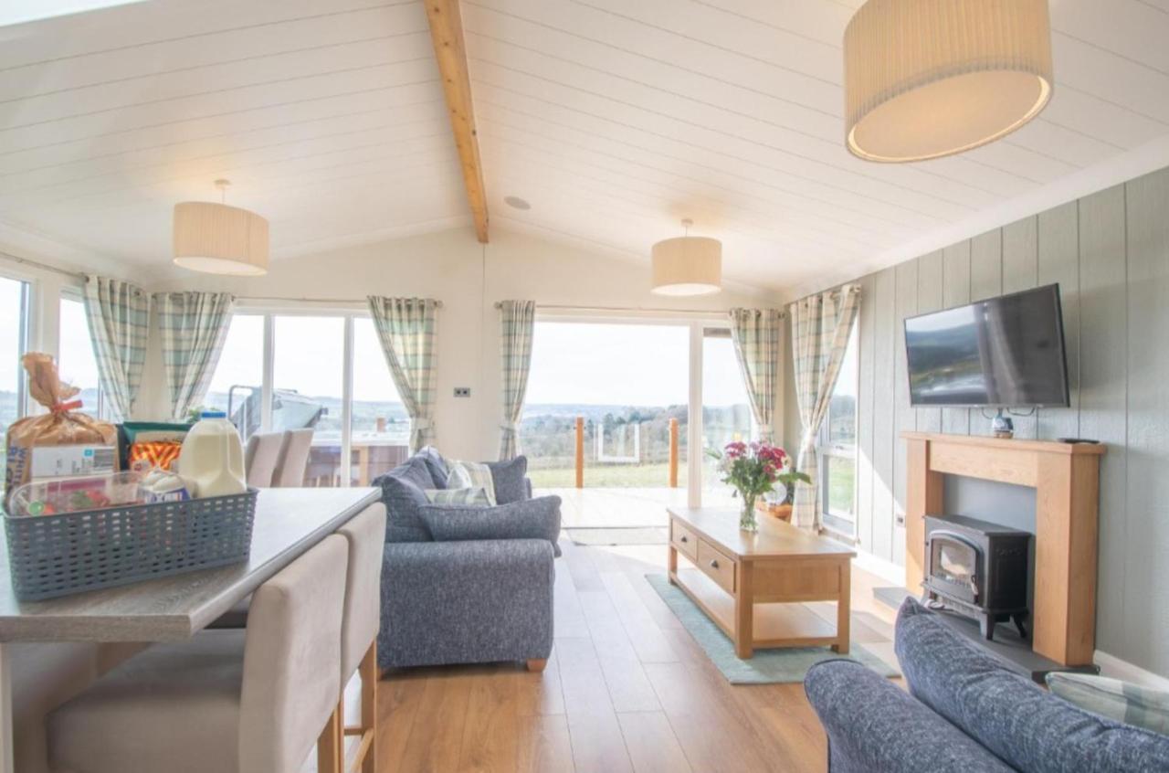 Luxury Family Beechwood Lodge With Hot Tub Lochwinnoch Bagian luar foto