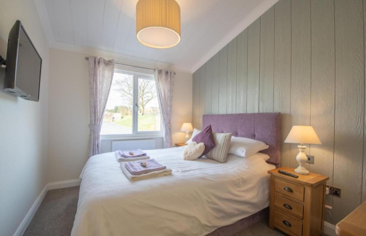Luxury Family Beechwood Lodge With Hot Tub Lochwinnoch Bagian luar foto