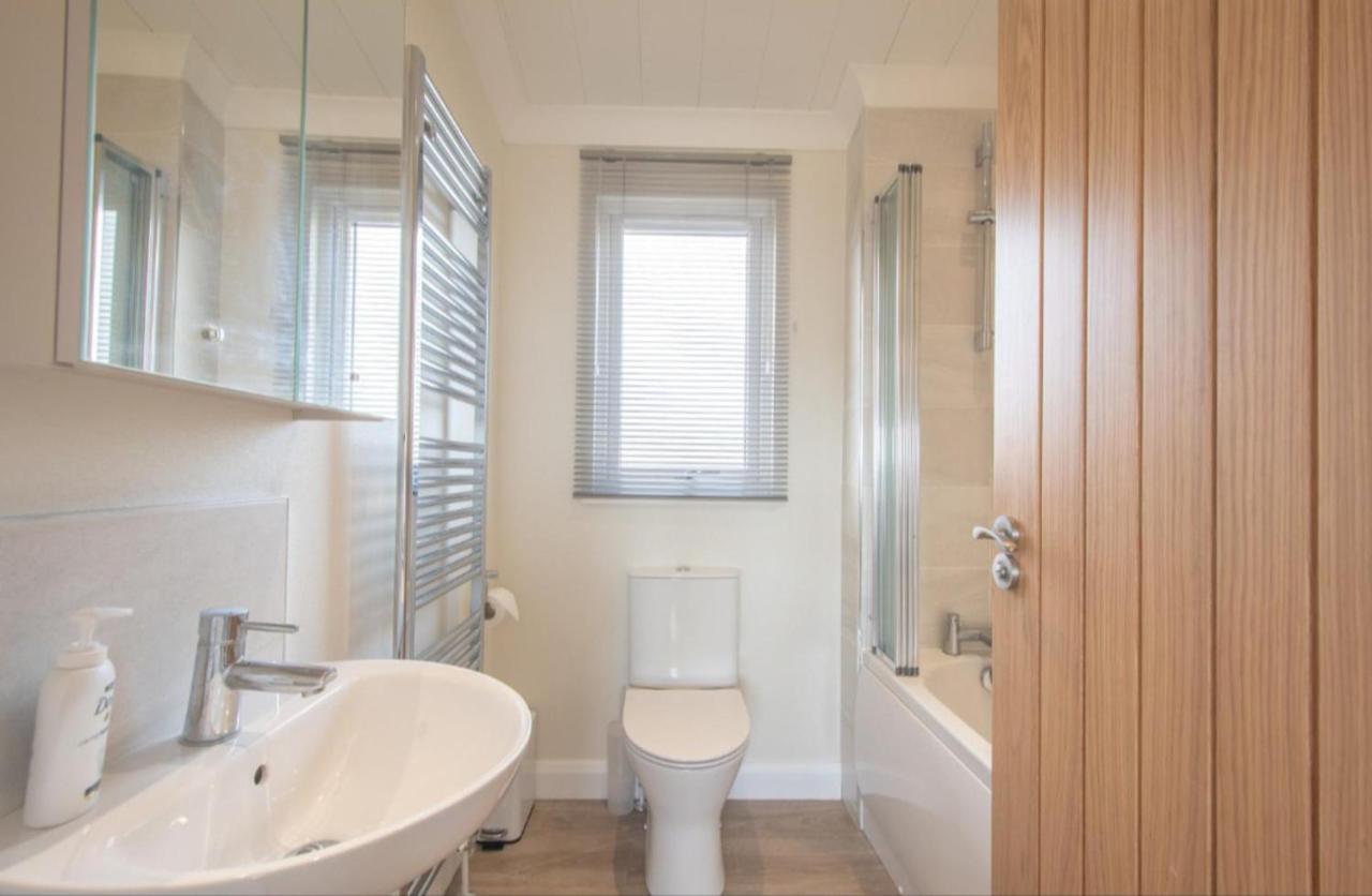 Luxury Family Beechwood Lodge With Hot Tub Lochwinnoch Bagian luar foto