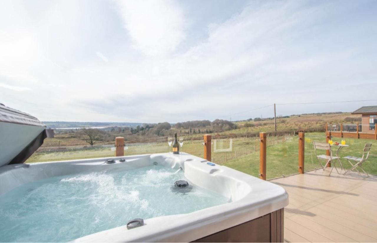 Luxury Family Beechwood Lodge With Hot Tub Lochwinnoch Bagian luar foto