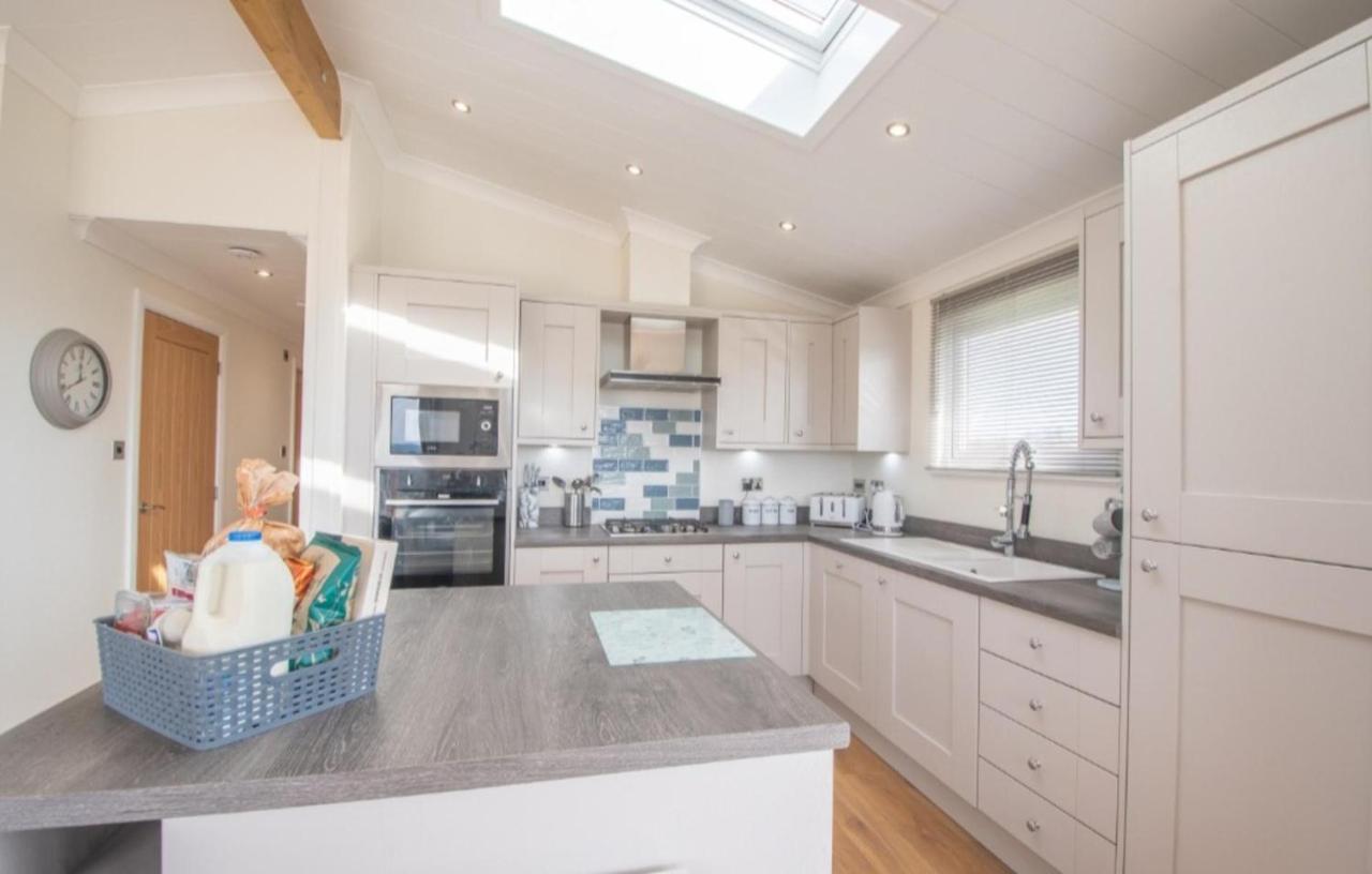 Luxury Family Beechwood Lodge With Hot Tub Lochwinnoch Bagian luar foto
