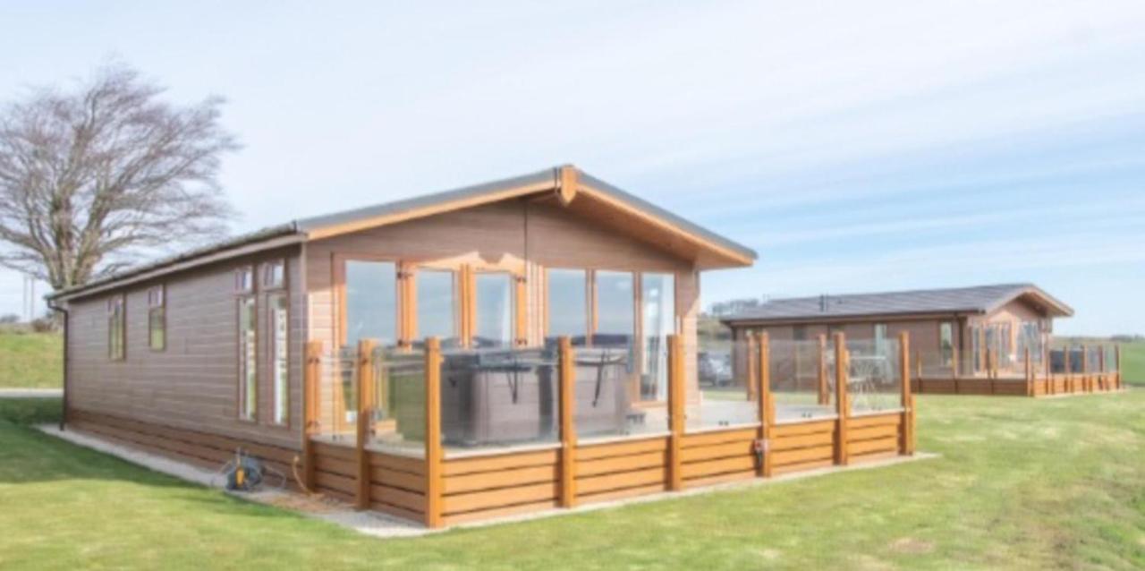 Luxury Family Beechwood Lodge With Hot Tub Lochwinnoch Bagian luar foto