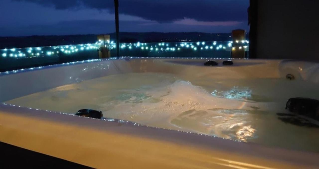 Luxury Family Beechwood Lodge With Hot Tub Lochwinnoch Bagian luar foto