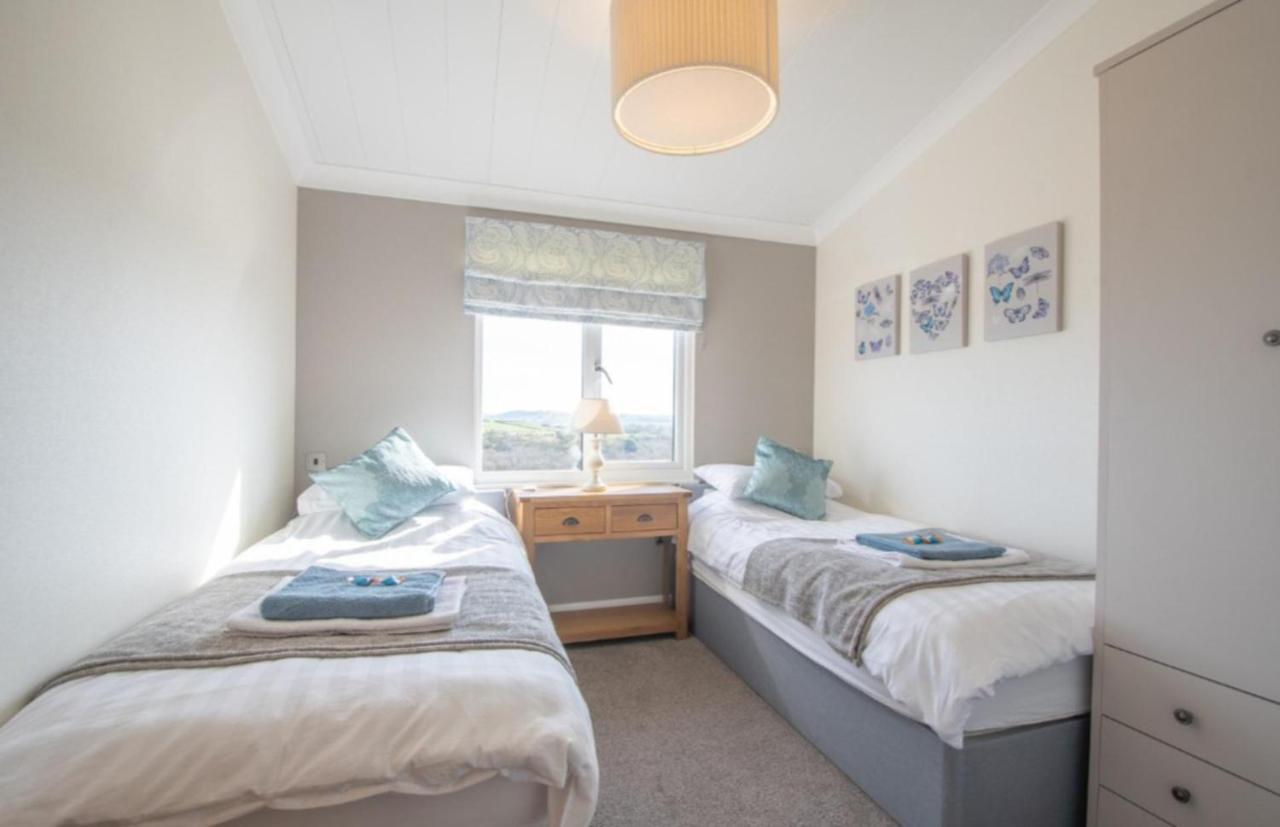 Luxury Family Beechwood Lodge With Hot Tub Lochwinnoch Bagian luar foto
