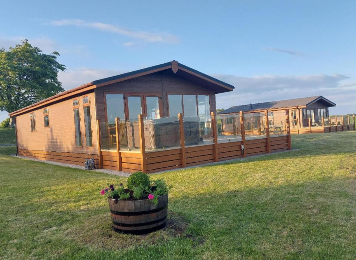 Luxury Family Beechwood Lodge With Hot Tub Lochwinnoch Bagian luar foto